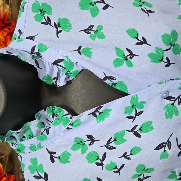 ANN TAYLOR RUFFLE BUTTON TOP - Picture 2 of 11